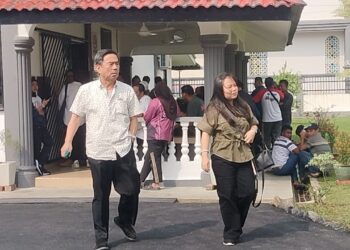SIAH Gim Eng (kiri) dikenakan denda RM50,000 selepas mengaku bersalah atas dua pertuduhan membenarkan pembiakan lalat di dua premis penternakan ayam di daerah Kerian ketika di Mahkamah Majistret Parit Buntar hari ini. - UTUSAN/WAT KAMAL ABAS