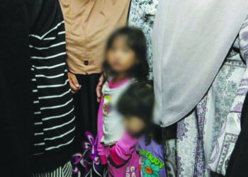 DUA anak kepada Allahyarham Norhazwani Ibrahim yang dibunuh suaminya di Nilai, Negeri Sembilan hadir ke pengebumian arwah ibu mereka di Tanah Perkuburan Tanjong, Pengkalan Kubor, Tumpat, Kelantan jam 2 pagi semalam. – UTUSAN/KAMARUL BISMI KAMARUZAMAN
