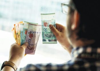KENAIKAN gaji minimum kepada RM2,000 perlu menyeimbangkan kebajikan pekerja dengan kemampuan perusahaan mikro, kecil dan sederhana (PMKS).