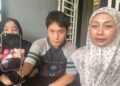 NORBANI Mahpol (kanan) dan anaknya, Daniel Aiman Low menunjukkan gambar Siti Nur Batrisya Mohd. Khalid dan Nurmaisarah Abd Jalil yang maut dalam kemalangan ketika ditemui di Kampung Parit Sagil, Ayer Hitam, Batu Pahat, Johor, semalam.