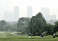 TIGA lelaki bermain golf di Ponderosa Golf & Country Club ketika ruang udara di Johor Bahru diselubungi jerebu dengan bacaan IPU 167 setakat pukul 3 petang semalam. – UTUSAN/RAJA JAAFAR ALI