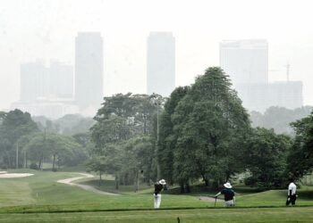 TIGA lelaki bermain golf di Ponderosa Golf & Country Club ketika ruang udara di Johor Bahru diselubungi jerebu dengan bacaan IPU 167 setakat pukul 3 petang semalam. – UTUSAN/RAJA JAAFAR ALI