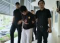 TERTUDUH semasa dibawa untuk prosiding pertuduhan di Mahkamah Seksyen Pasir Mas Kelantan. - UTUSAN/ROHANA ISMAIL