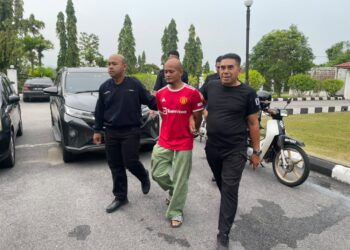 MOHD. Rezuan Muhamad @ Yusuf dibawa polis menghadiri prosiding perbicaraan di Mahkamah Majistret Kuala Krai , Kelantan. -  UTUSAN/ROSMIZAN RESDI