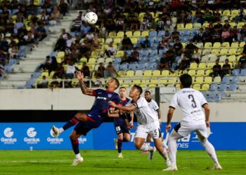 PEMAIN Johor Darul Ta’zim (JDT), De Macedo Da Silva (kiri) melakukan percubaan ke gawang Terengganu FC (TFC) dalam saingan Liga Super di Stadium Sultan Mizan Zainal Abidin, Gong Badak, Kuala Nerus, Terengganu malam ini. - UTUSAN/PUQTRA HAIRRY