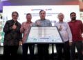 Anthony Loke Siew Fook (tengah) bersama Datuk Bandar, Datuk Seri Fadlun Mak Ujud (dua dari kiri) dan Prodyut Dutt (dua dari kanan) menyempurnakan Majlis Pelancaran Projek Pengindahan Stesen LRT Masjid Jamek, semalam. – utusan/MUHAMAD IQBAL ROSLI