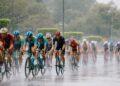 PELUMBA-pelumba meneruskan kayuhan semasa waktu hujan ketika perlumbaan peringkat kelapan Muar-Putrajaya pada Le Tour de Langkawi (LTdL) 2026 di Nilai di sini, hari ini. - UTUSAN/ISKANDAR ISHAK