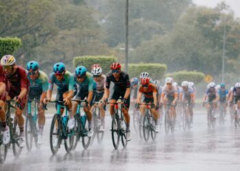 PELUMBA-pelumba meneruskan kayuhan semasa waktu hujan ketika perlumbaan peringkat kelapan Muar-Putrajaya pada Le Tour de Langkawi (LTdL) 2026 di Nilai di sini, hari ini. - UTUSAN/ISKANDAR ISHAK