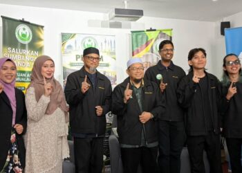 Mohd Suhaimi (tengah) bersama barisan pelakon drama pendek, Jalan Pulang.