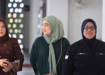 NUR Hazwani Mustapha (tengah) semasa hadir ke prosiding pertuduhan di Mahkamah Majistret Kota Bharu, Kelantan. - UTUSAN/KAMARUL BISMI KAMARUZAMAN
