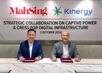 CHAU Chun Hoo (kiri) dan Lai Keng Onn (kanan) menandatangani terma Kerjasama di antara Mah Sing dan Kumpulan Kinergy.