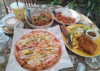 HIDANGAN yang menjadi pilihan pelanggan di Izz’s Garden Cafe .