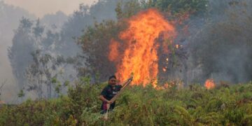 SEORANG lelaki membantu memadamkan kebakaran di Banjar, Kalimantan. - AFP
