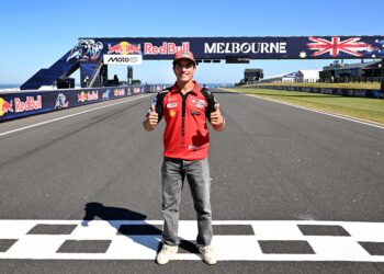 MARC Marquez bergambar di laluan utama Litar Phillip Island menjelang perlumbaan terakhir MotoGP di litar ikonik Australia itu hujung minggu ini. - AFP