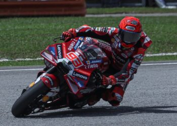 Pelumba Ducati Lenovo Team, Marc Marquez beraksi pada sesi latihan kelas MotoGP pada perlumbaan Petronas Grand Prix of Malaysia 2026 (MotoGP) di Litar Antarabangsa Sepang di sini hari ini. - UTUSAN/AMIR KHALID
