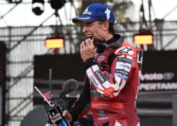 MARC Marquez meraikan kejayaan di podium selepas menjuarai perlumbaan pecut Grand Prix Motosikal (MotoGP) Indonesia di Litar Antarabangsa Mandalika, hari ini. - AFP