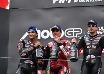 PELUMBA Ducati, Marc Marquez (tengah) meraikan kemenangan bersama pelumba Aprilia Racing, Jorge Martin (kiri) yang menduduki tempat kedua dan Marco Bezzecchi di tempat ketiga selepas perlumbaan MotoGP Grand Prix Jepun di Mobility Resort Motegi, Motegi, Tochigi, semalam. - AFP