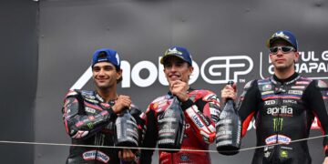 PELUMBA Ducati, Marc Marquez (tengah) meraikan kemenangan bersama pelumba Aprilia Racing, Jorge Martin (kiri) yang menduduki tempat kedua dan Marco Bezzecchi di tempat ketiga selepas perlumbaan MotoGP Grand Prix Jepun di Mobility Resort Motegi, Motegi, Tochigi, semalam. - AFP