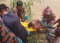 ANGGOTA bomba mengangkat mayat lelaki Orang Asli yang ditemukan di Sungai Choh berhampiran IPG Kampus Ipoh dekat Tanjung Rambutan, hari ini.
