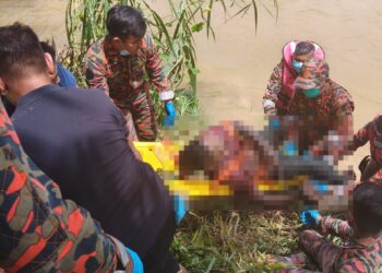 ANGGOTA bomba mengangkat mayat lelaki Orang Asli yang ditemukan di Sungai Choh berhampiran IPG Kampus Ipoh dekat Tanjung Rambutan, hari ini.