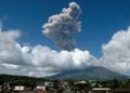 GUNUNG berapi Mayon meletus di selatan Manila hari ini. - AFP