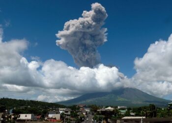 GUNUNG berapi Mayon meletus di selatan Manila hari ini. - AFP