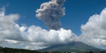 GUNUNG berapi Mayon meletus di selatan Manila hari ini. - AFP