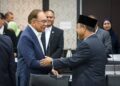 MOHD. Nassuruddin Daud (kanan) bersalaman dengan Perdana Menteri, Datuk Seri Anwar Ibrahim semasa Menghadiri Mesyuarat Majlis Tanah Negara (MTN) Ke-83 di Parlimen Malaysia, Kuala Lumpur baru-baru ini.