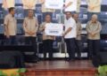 SAARANI Mohamad menyerahkan replika bantuan Program Mahasiswa Perak Sejahtera (MPS) 2030 kepada wakil universiti dalam majlis di USAS Kuala Kangsar, Perak semalam. - UTUSAN/FADZIL ZAINOL