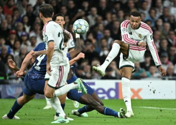 KYLIAN Mbappe (kanan) melepaskan rembatan ke arah gol ketika aksi Liga Juara-Juara UEFA menentang RB Leipzig di Stadium Santiago Bernabeu, Madrid, semalam. – AFP