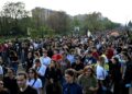 RIBUAN pelajar, pekerja turun ke jalan raya di Milan. - AFP