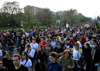 RIBUAN pelajar, pekerja turun ke jalan raya di Milan. - AFP