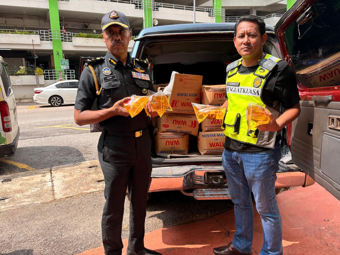 Lima penyeludup lari, KPDN rampas 4.1 tan minyak masak Lima penyeludup lari, KPDN rampas 4.1 tan minyak masak