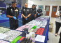 LEE Robert menunjukkan dadah bernilai RM6.8 juta yang dirampas dalam sidang akhbar di IPD Jasin hari ini. - UTUSAN/AMRAN MULUP