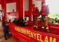 NUR Mahathir Muhamad (kiri) bersama anggota melakukan pemeriksaan alatan dan bot sebagai persediaan menghadapi Monsun Timur Laut (MTL) di Balai Bomba Penyelamat Kuala Terengganu. - UTUSAN/PUQTRA HAIRRY