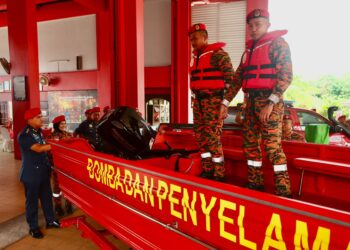 NUR Mahathir Muhamad (kiri) bersama anggota melakukan pemeriksaan alatan dan bot sebagai persediaan menghadapi Monsun Timur Laut (MTL) di  Balai Bomba Penyelamat  Kuala Terengganu. - UTUSAN/PUQTRA HAIRRY
