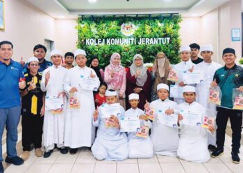 SEBAHAGIAN pelajar tahfiz bersama pensyarah yang menjalani kursus keusahawanan penghasilan ikan pekasam tilapia Kolej Komuniti Jerantut, Pahang.