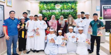 SEBAHAGIAN pelajar tahfiz bersama pensyarah yang menjalani kursus keusahawanan penghasilan ikan pekasam tilapia Kolej Komuniti Jerantut, Pahang.