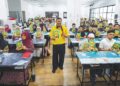 Dr. Abd. Razak Abu Chik (tengah) bersama pelajar pada Bengkel Kelab Bahasa Arab di Sekolah Menengah Integrasi Tahfiz Ilmuwan (SMITI) Bandar Baru Bangi. – utusan/MUHAMAD IQBAL ROSLI