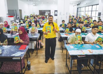 Dr. Abd. Razak Abu Chik (tengah) bersama pelajar pada Bengkel Kelab Bahasa Arab di Sekolah Menengah Integrasi Tahfiz Ilmuwan (SMITI) Bandar Baru Bangi. – utusan/MUHAMAD IQBAL ROSLI