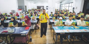 Dr. Abd. Razak Abu Chik (tengah) bersama pelajar pada Bengkel Kelab Bahasa Arab di Sekolah Menengah Integrasi Tahfiz Ilmuwan (SMITI) Bandar Baru Bangi. – utusan/MUHAMAD IQBAL ROSLI