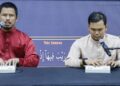 Nor Shafiq Daniel Nor Azmi (kanan) dan  jurutera perisian Amirudin Abdullah menunjukkan demonstrasi penggunaan MATA di reruai Kota Buku semasa Pameran  Halal Antarabangsa Malaysia (MIHAS) 
ke-22 di ibu negara baru-baru ini