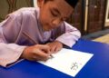 MUHAMMAD Al Amin Muhammad Adli menunjukkan kemahirannya menghasilkan tulisan khat semasa ditemui baru-baru ini dalam satu Festival Kaligrafi Islam Terengganu di Kuala Terengganu.