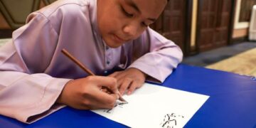 MUHAMMAD Al Amin Muhammad Adli menunjukkan kemahirannya menghasilkan tulisan khat semasa ditemui baru-baru ini dalam satu Festival Kaligrafi Islam Terengganu di Kuala Terengganu.