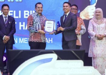 Dr. Asyraf Wajdi Dusuki (dua kiri) menyerahkan Anugerah Ikon Pendidik Lelaki kepada Anugerah Tokoh Pendidik MARA, Zulfakar Maamor   (tengah) pada Hari Anugerah Pendidik Mara di Kuala Lumpur baru-baru ini . Turut sama, Ketua Pengarah Mara, Datuk Zulfikri Osman (dua kanan). – UTUSAN/ FARIZ RUSADIO.