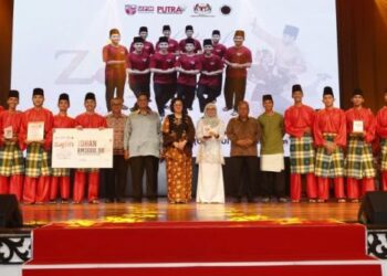 Pasukan Gemalai Qarma Dansa daripada Universiti Teknologi Mara (UiTM) dinobatkan sebagai johan Festival Zapin MAKUM 2026, baru-baru ini.