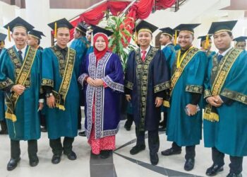 Wajah-wajah ceria para graduan bersama Ketua jabaa Haslina Abdullah meraikan kejayaan menamatkan pengajian pada Majlis Konvokesyen PSA ke-27 di UPSI Tanjung Malim baru-baru ini.