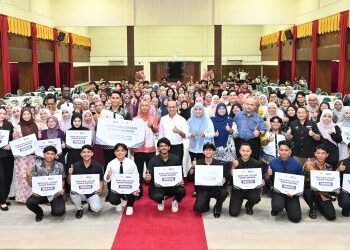 pelajar UPSI yang merupakan penerima Bantuan Lestari Siswa Madani pada majlis penyampaian bantuan tersebut di Kampus Sultan Abdul Jalil Shah UPSI, Tanjung Malim baru-baru ini.