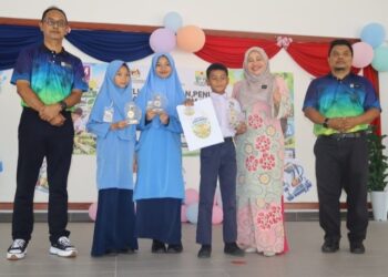 MOHAMAD Shafiy Amsyar Mohd Shariza (tiga dari kanan), Aleeya Najwa Azhar (tiga dari kiri)  dan Nur Zahra Alysha Saipul Azizi (dua dari kiri) mewakili Sekolah Kebangsaan (SK) Simpang Rawai, Marang, Terengganu yang muncul juara dalam Pertandingan Inovasi Sabun Herba Alami Peringkat Negeri Terengganu, baru-baru ini.