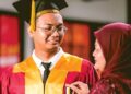 Mohammad Danish Irfan Mohd. Ikhwan, berkongsi kegembiraan bersama ibunya Firdaus Dollah selepas menerima anugerah khas industri pada Majlis Konvokesyen Politeknik dan Kolej Komuniti (POLYCC) Zon Tengah 2026, baru-baru ini.